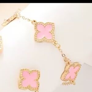 : ✨ Dainty Pink & Gold 5  Lucky Clover Stations Bracelet ✨